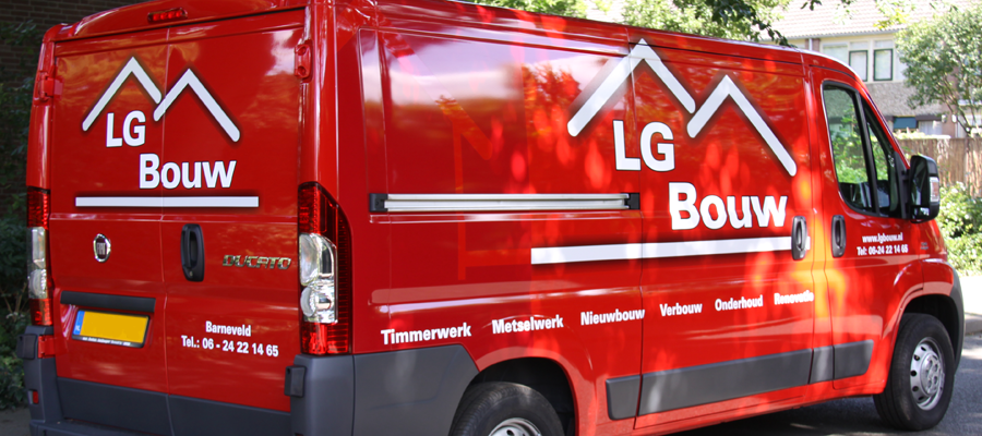 Een ogenschijnlijk simpel ontwerp door van Veldhuizen Reclame voor LG Bouw, is mooi en zichtbaar door het wit, rood en de schaduwen.