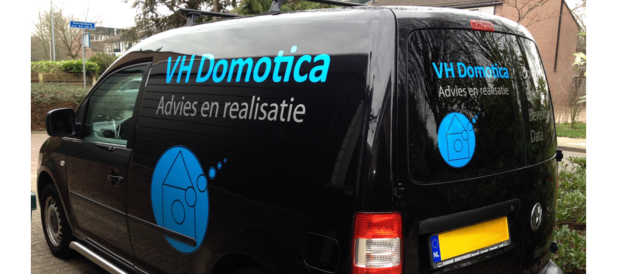 Met het juiste advies van VH Domotica advies &amp; realisatie is het logo op deze caddy gerealiseerd door van Veldhuizen Reclame.