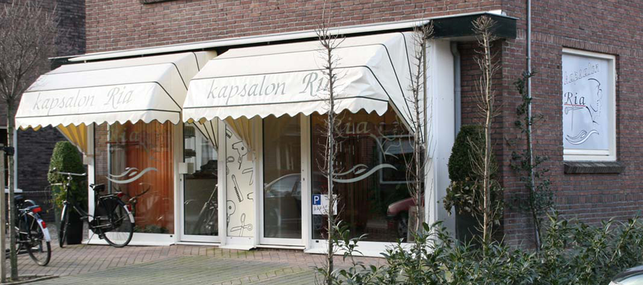 Een warm uiterlijk, dat past bij de warme kapsalon Ria. Door van Veldhuizen Reclame natuurlijk.