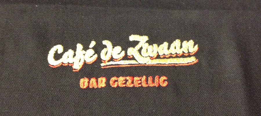 Multi kleur geborduurde borst logo&#039;s op hoodie vesten en sweaters door van Veldhuizen Reclame.