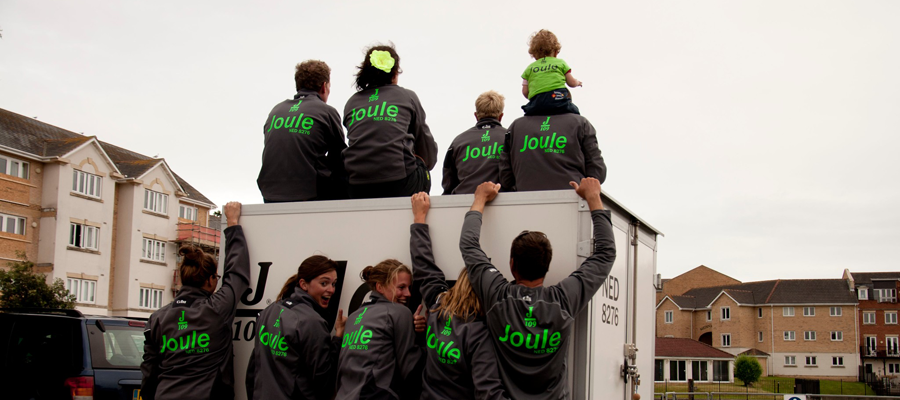 Broeken, T-shirts en zeiljassen voor het gehele team en kinderen door van Veldhuizen Reclame.