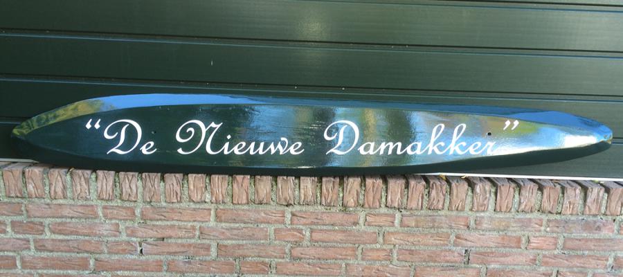 Mooi houten naambord voor op een huisgevel.