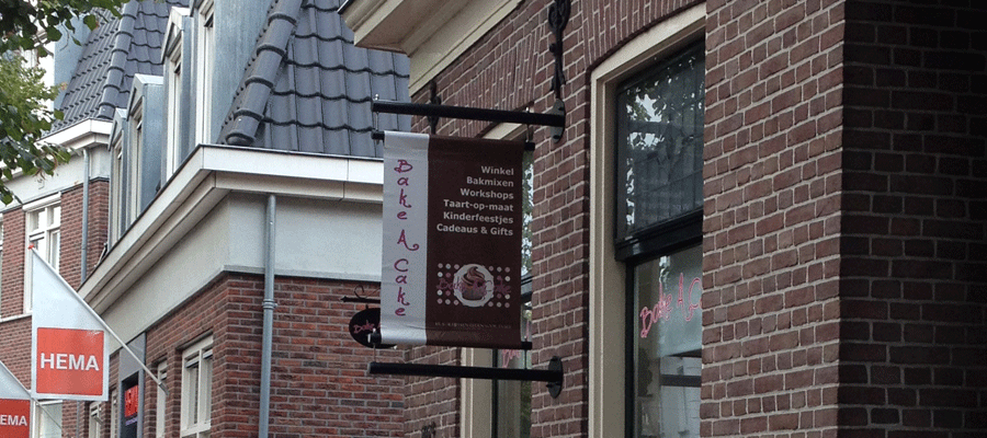 Haakse en speciaal gespoten gevelbanner passend bij het oude uiterlijk door van Veldhuizen Reclame.