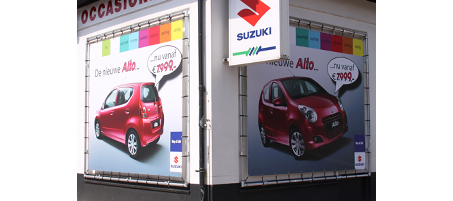 Deze reclame banners vallen op, vullen op en zijn makkelijk te verwisselen. Voor Suzuki Kroon (Barneveld) en door van Veldhuizen Reclame.