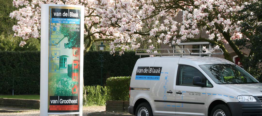 Een lichtzuil voor het bedrijfspand in eigen huisstijl door van Veldhuizen Reclame.